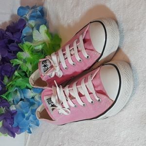 Pink Converse ALLSTAR tennis shoes.